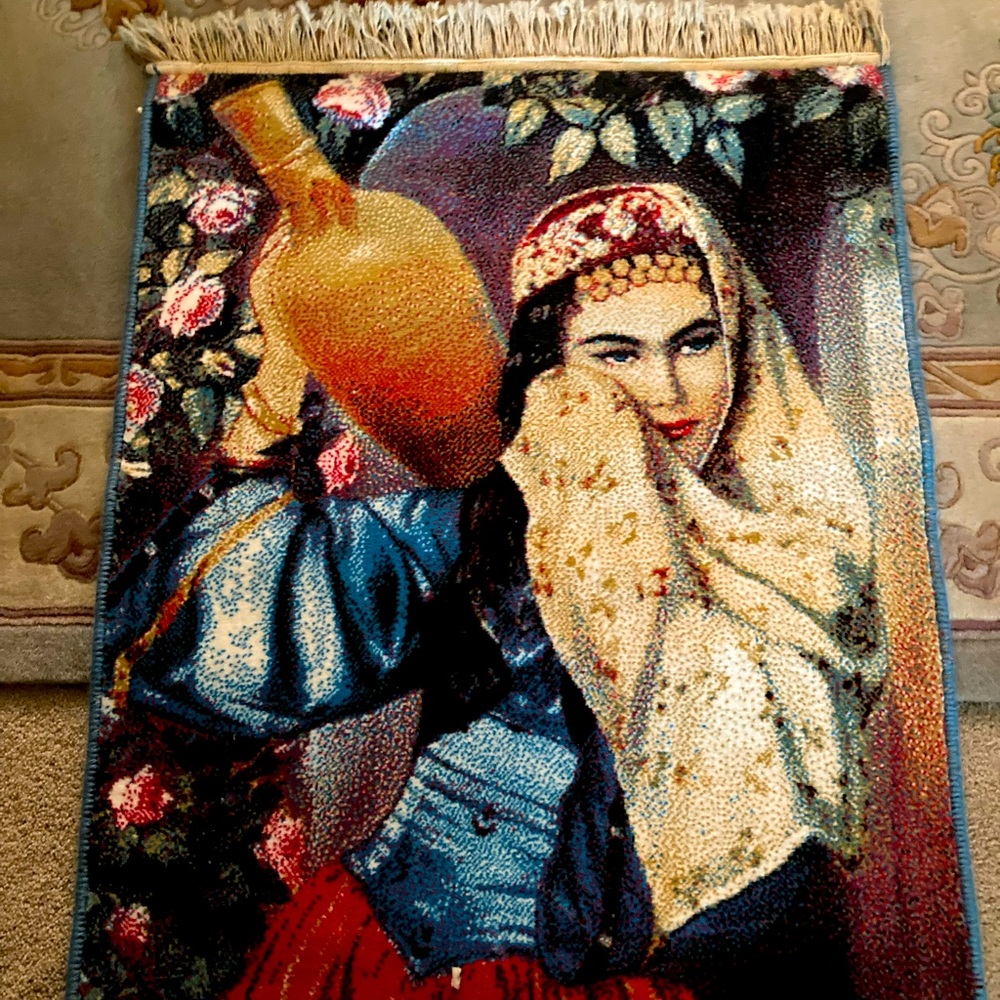 Rug /Women  holding a clay water or wine vessel